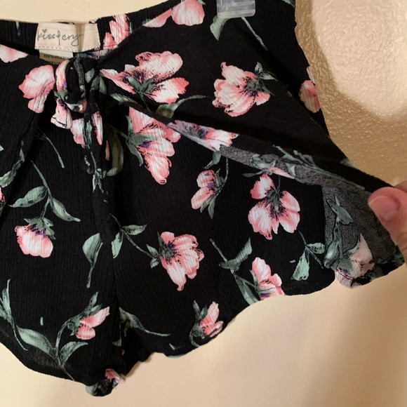 Kiss & Cry brand shorts - Picture 2 of 3